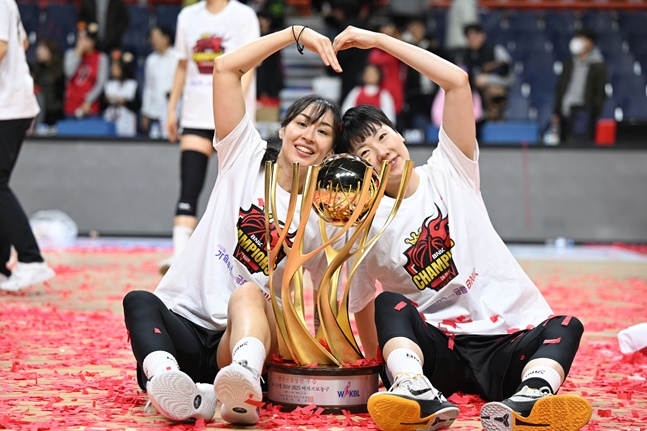 BNK 김소니아(왼쪽)와 박혜진. /사진=WKBL 제공