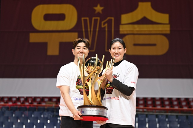 BNK 박정은 감독(오른쪽)과 남편인 배우 한상진 씨가 챔피언결정전 우승 후 트로피를 들고 포즈를 취하고 있다. /사진=WKBL 제공