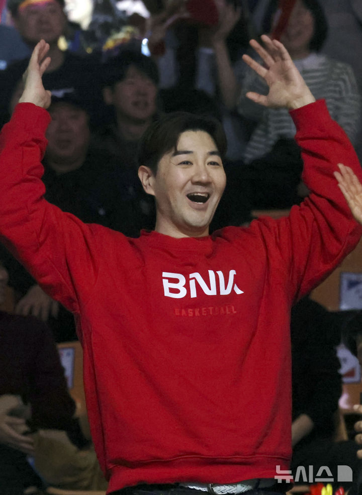 배우 한상진 씨가 BNK의 창단 첫 우승 순간 환호하고 있다. /사진=뉴시스