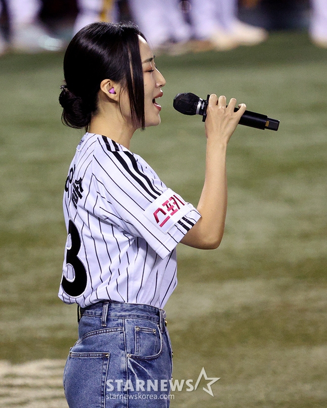 '2024 KBO 포스트시즌 준플레이오프 5차전' LG-kt전이11일 서울 잠실야구장에서 열렸다. 뮤지컬 배우 이아름솔이 애국가를 열창하고 있다. /사진=김진경 대기자