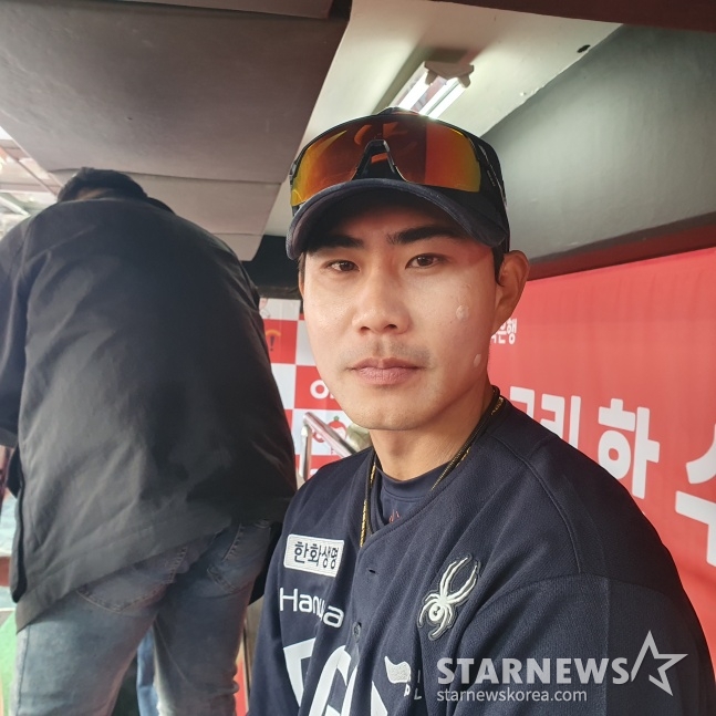 한화 심우준이 22일 수원 KT위즈파크에서 열린 2025 KBO 리그 정규시즌 개막전을 승리로 이끈 후 취재진의 사진 요청에 응하고 있다. /사진=김동윤 기자