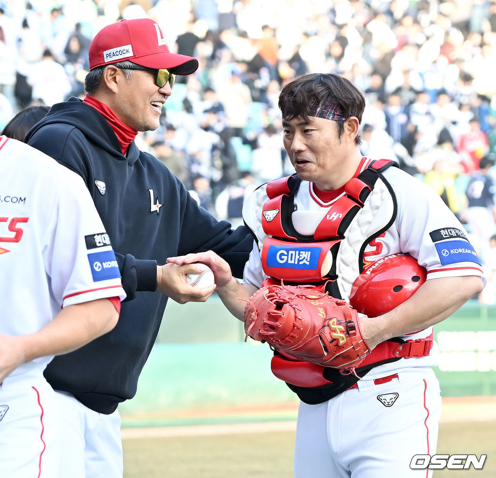 이숭용 SSG 감독(왼쪽)이 22일 두산과 시즌 개막전에서 승리 후 포수 이지영을 독려하고 있다.