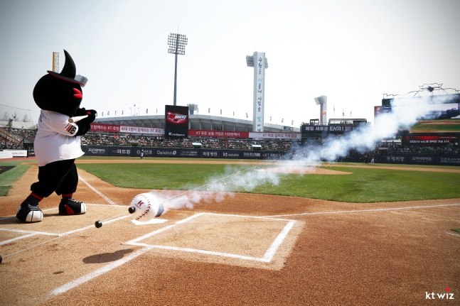 22일 KT-한화의 2025 KBO 개막전에서 나온 라인 로켓 시구. /사진=KT 위즈 제공