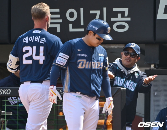 이호준(오른쪽) NC 다이노스 감독이 2회초 홈런을 터트린 데이비슨을 향해 축하의 손을 내밀고 있다.