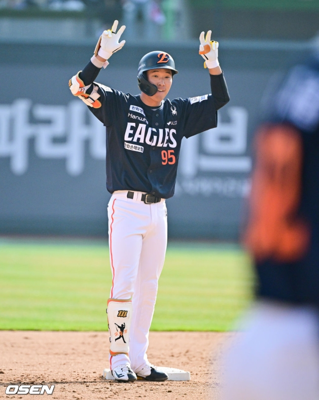 한화 황영묵이 22일 수원 KT위즈파크에서 열린 2025 KBO 정규시즌 개막전에서 7회 동점 2루타를 친 뒤 세리머니를 하고 있다.