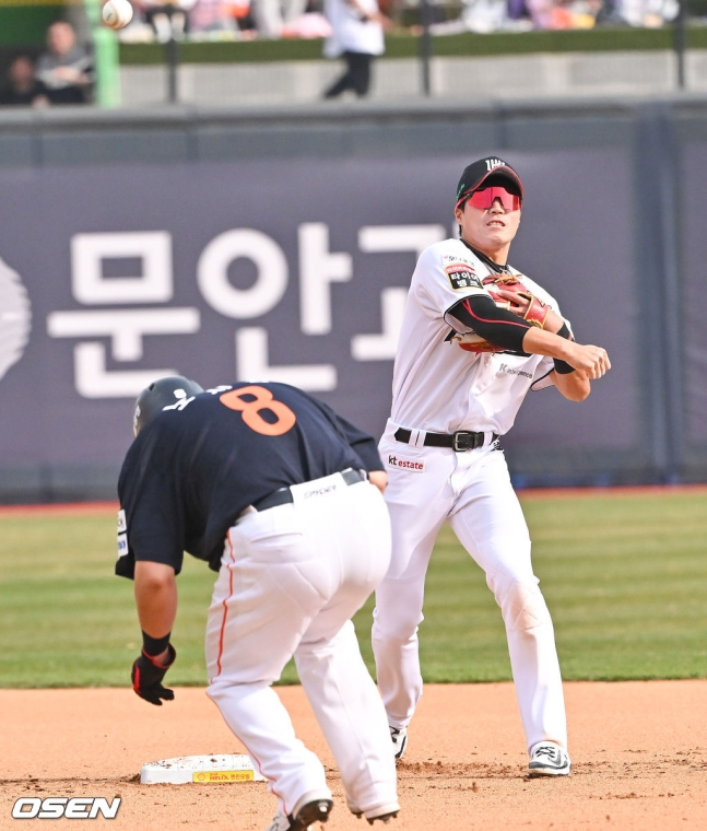 KT 2루수 천성호(오른쪽)가 23일 수원 한화전 6회초 1사 1, 2루에서 1루 송구로 병살을 만들고 있다.