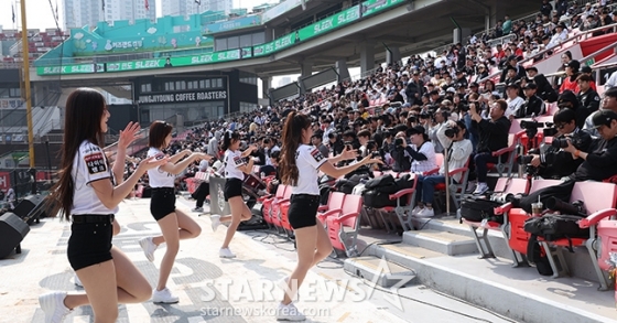 지난 9일 수원 KT위즈파크에서 열린 KT와 LG의 시범경기에서 응원을 하는 KT 팬들. /사진=김진경 대기자