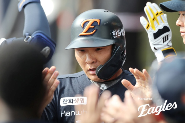 한화 김태연이 23일 수원 KT전에서 더그아웃에 들어와 하이파이브를 하고 있다. /사진=한화 이글스 제공
