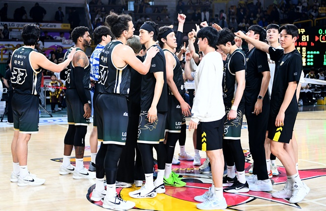 LG 선수단이 23일 한국가스공사전 승리 후 세리머니를 하고 있다. /사진=KBL 제공