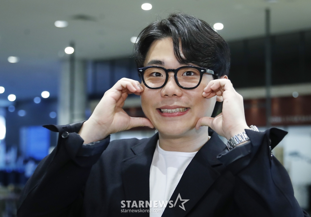(서울=뉴스1) 권현진 기자 = 코미디언 송필근이 서울 영등포구 KBS 신관 카페에서 열린 인터뷰에 앞서 포즈를 취하고 있다. 송필근은 KBS 27기 공채 개그맨으로 출신으로 지난해 초 괴사성 급성 췌장염 투병으로 힘든 시기를 보냈다. 현재 건강을 회복해 부활한 KBS 2TV '개그콘서트' '심곡파출소' 코너에 출연해 인기를 끌고 있다. 2024.6.11/뉴스1 Copyright © 뉴스1. All rights reserved. 무단 전재 및 재배포, AI학습 이용 금지. /사진=(서울=뉴스1) 권현진 기자