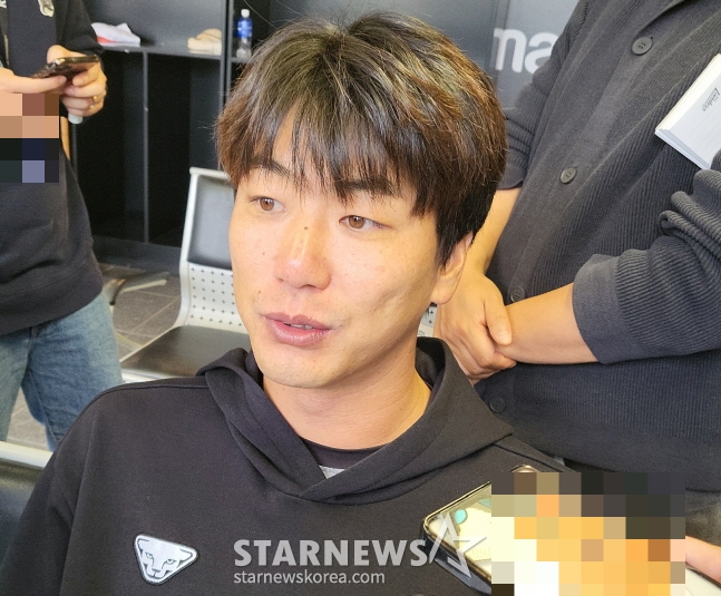 김광현이 시즌 첫 경기 승리를 챙긴 뒤 취재진과 인터뷰를 하고 있다. /사진=안호근 기자