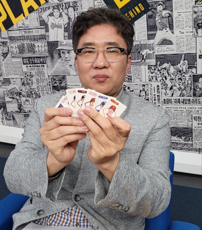 필자가 크보빵의 '띠부씰'을 들어보이고 있다. /사진=필자 제공