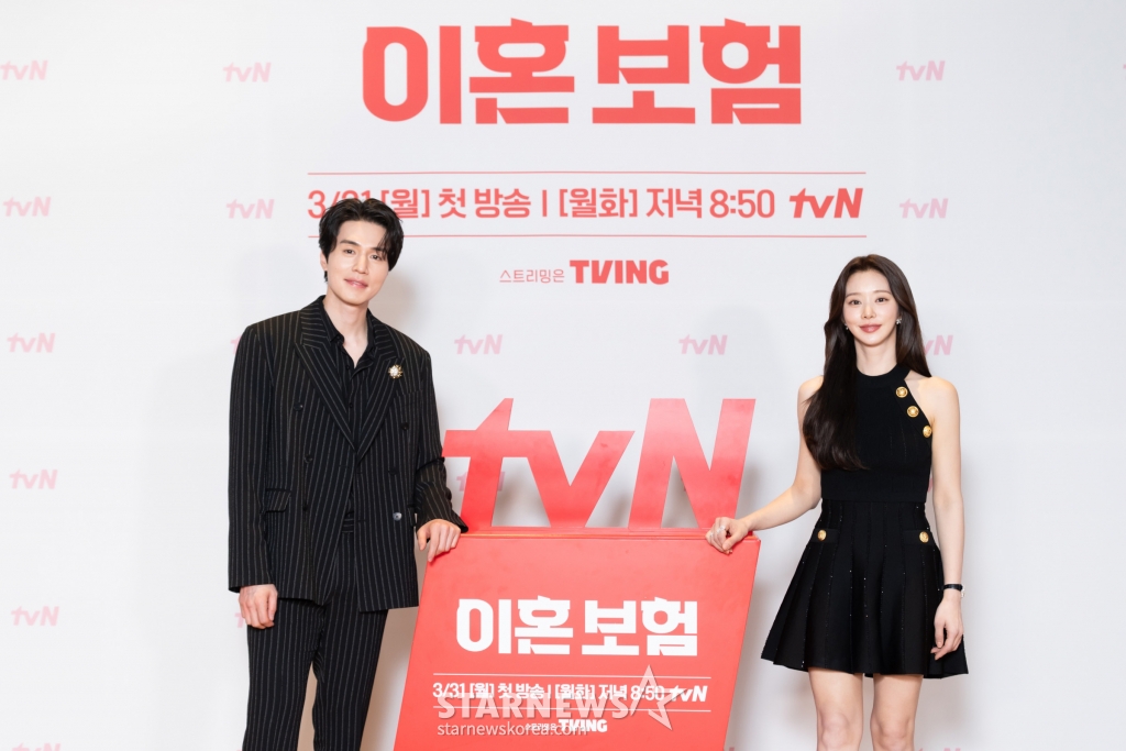 배우 이동욱, 이주빈이 24일 온라인으로 진행된 tvN 월화드라마 '이혼보험' 제작발표회에서 포즈를 취하고 있다. '이혼보험'은 최고의 브레인만 모여 있다는 보험회사 혁신상품개발팀에서 이 시대 가장 핫한 재난인 이혼에 대처하기 위한 이혼보험 상품을 선보이며 벌어지는 순수 보장형 오피스 로맨틱 코미디로 31일 첫방송 된다. / 사진제공=tvN /사진=김휘선 hwijpg@