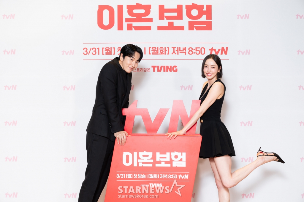 배우 이광수, 이다희가 24일 온라인으로 진행된 tvN 월화드라마 '이혼보험' 제작발표회에서 포즈를 취하고 있다. '이혼보험'은 최고의 브레인만 모여 있다는 보험회사 혁신상품개발팀에서 이 시대 가장 핫한 재난인 이혼에 대처하기 위한 이혼보험 상품을 선보이며 벌어지는 순수 보장형 오피스 로맨틱 코미디로 31일 첫방송 된다. / 사진제공=tvN /사진=김휘선 hwijpg@