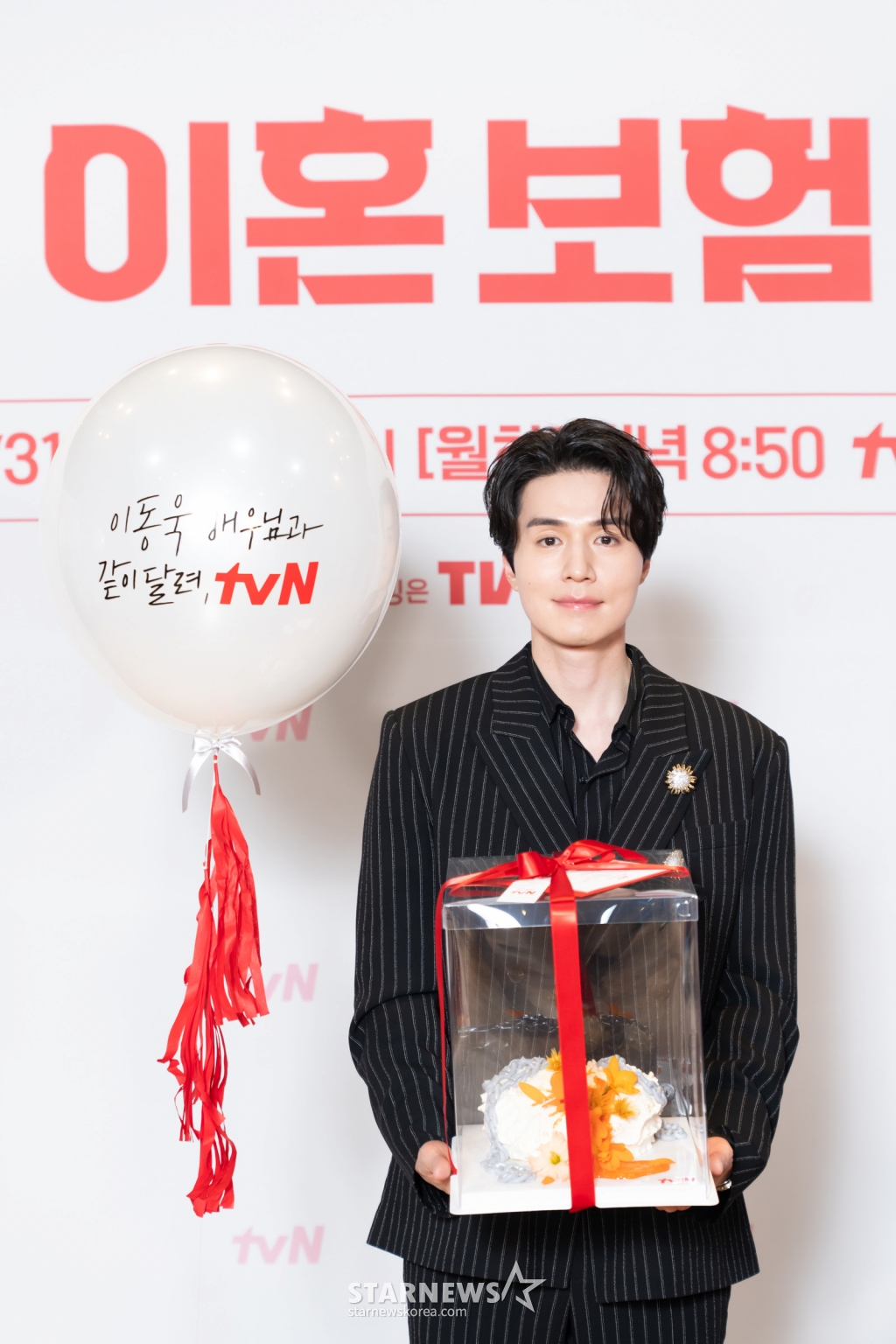 배우 이동욱이 24일 온라인으로 진행된 tvN 월화드라마 '이혼보험' 제작발표회에서 포즈를 취하고 있다. '이혼보험'은 최고의 브레인만 모여 있다는 보험회사 혁신상품개발팀에서 이 시대 가장 핫한 재난인 이혼에 대처하기 위한 이혼보험 상품을 선보이며 벌어지는 순수 보장형 오피스 로맨틱 코미디로 31일 첫방송 된다. / 사진제공=tvN /사진=김휘선 hwijpg@