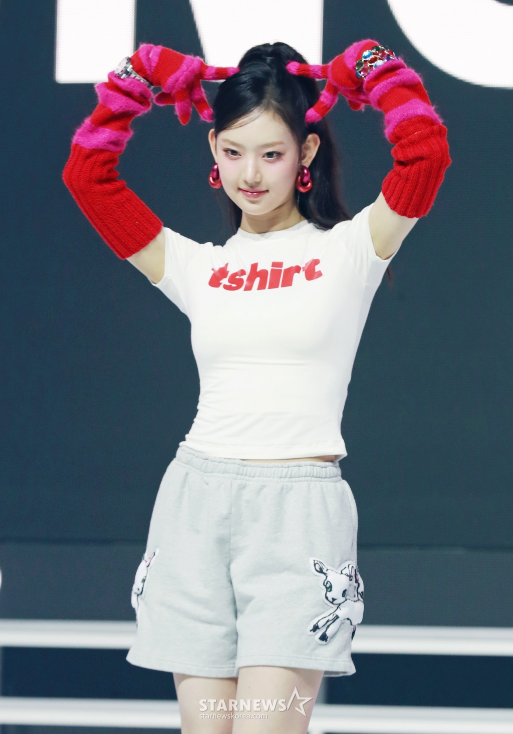 걸그룹 키키(KiiiKiii) 이솔이 24일 오후 서울 용산구 블루스퀘어에서 진행된 데뷔 앨범 '언컷 젬'(UNCUT GEM) 발매기념 쇼케이스에서 포즈를 취하고 있다. /2025.03.24 /사진=이동훈 photoguy@