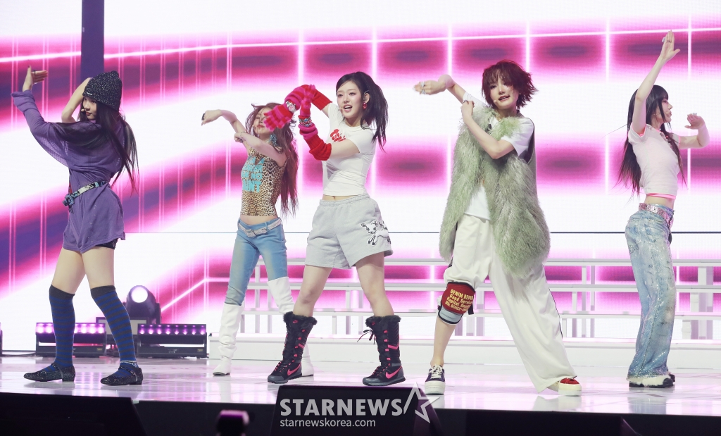 걸그룹 키키(KiiiKiii)가 24일 오후 서울 용산구 블루스퀘어에서 진행된 데뷔 앨범 '언컷 젬'(UNCUT GEM) 발매기념 쇼케이스에서 신곡을 선보이고 있다. /2025.03.24 /사진=이동훈 photoguy@