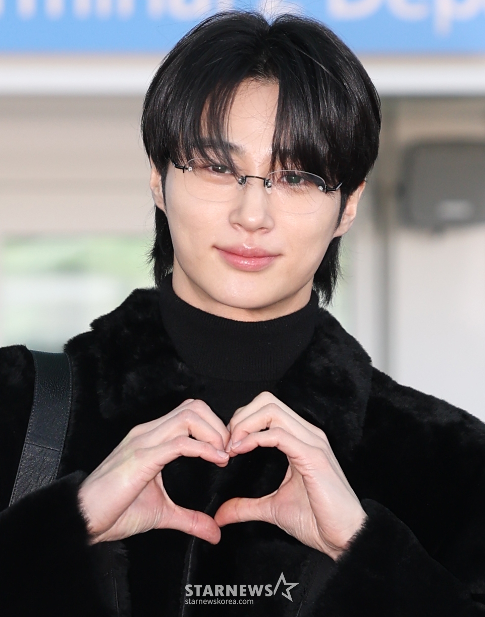 (인천공항=뉴스1) 권현진 기자 = 배우 변우석이 해외 패션위크 일정을 위해 24일 오전 인천국제공항을 통해 출국하기 전 인사를 하고 있다. 2025.2.24/뉴스1 Copyright © 뉴스1. All rights reserved. 무단 전재 및 재배포, AI학습 이용 금지. /사진=(인천공항=뉴스1) 권현진 기자