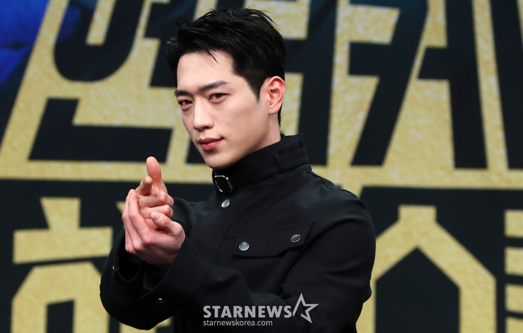 [서울=뉴시스] 김혜진 기자 = 배우 서강준이 20일 오후 서울 마포구 MBC사옥에서 열린 MBC 금토드라마 '언더커버 하이스쿨' 제작발표회에서 포즈를 취하고 있다.  '언더커버 하이스쿨'은 고종 황제의 사라진 금괴의 행방을 쫓기 위해 고등학생으로 위장 잠입한 국정원 요원의 좌충우돌 'N차 고딩' 활약기를 담았다. 서강준, 진기주, 김신록, 전배수, 김민주, 박세현 등이 출연하며 오는 21일 밤 9시 50분에 첫 방송된다. 2025.02.20. jini@newsis.com /사진=김혜진