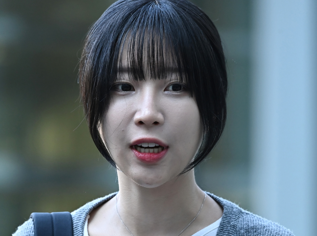 [수원=뉴시스] 김종택기자 = 구독자 1000만명 이상을 보유한 먹방 유튜버 '쯔양'(박정원)이 15일 경기도 수원시 영통구 수원지방법원에서 열린 유튜버 '구제역'(이준희)에 대한 공판 증인으로 출석하며 입장을 밝히고 있다. 2024.11.15. jtk@newsis.com /사진=김종택