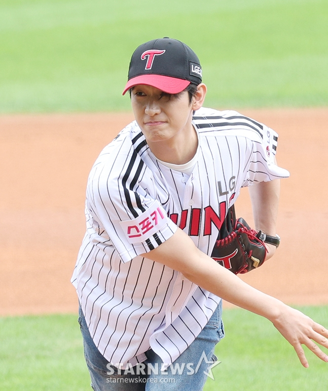 지난해 9월 시구자로 나선 윤박의 모습. /사진=김진경 대기자
