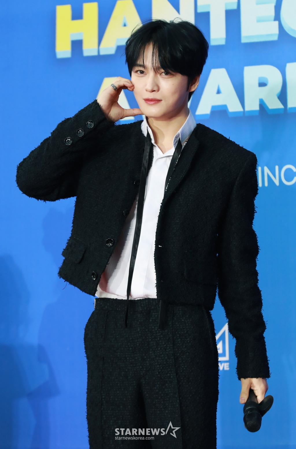 가수 김재중이 15일 오후 서울 중구 장충체육관에서 진행된 '한터뮤직어워즈 2024' 레드카펫행사에 참석해 포즈를 취하고 있다. /2025.02.15 /사진=이동훈 photoguy@