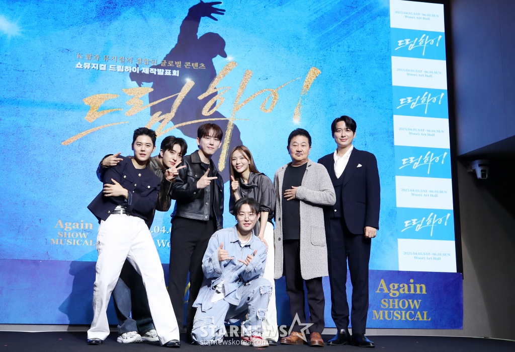 가수 김동준, 영재, 배우 추연성, 가수 선예, 배우 박준규, 이지훈, 블락비 유권(왼쪽부터 시계방향으로)이 25일 오후 서울 마포구 홍대 라이즈호텔에서 열린 쇼뮤지컬 Again '드림하이' 제작발표회에 참석해 포즈를 취하고 있다. 쇼뮤지컬 Again '드림하이'는 기린예고에서 K-팝 스타가 되는 꿈을 꾸었던 주인공들이 고등학교를 졸업한 후 다시 기린예고로 돌아와 벌어지는 이야기를 그린 작품이다./2025.03.25 /사진=김휘선 hwijpg@