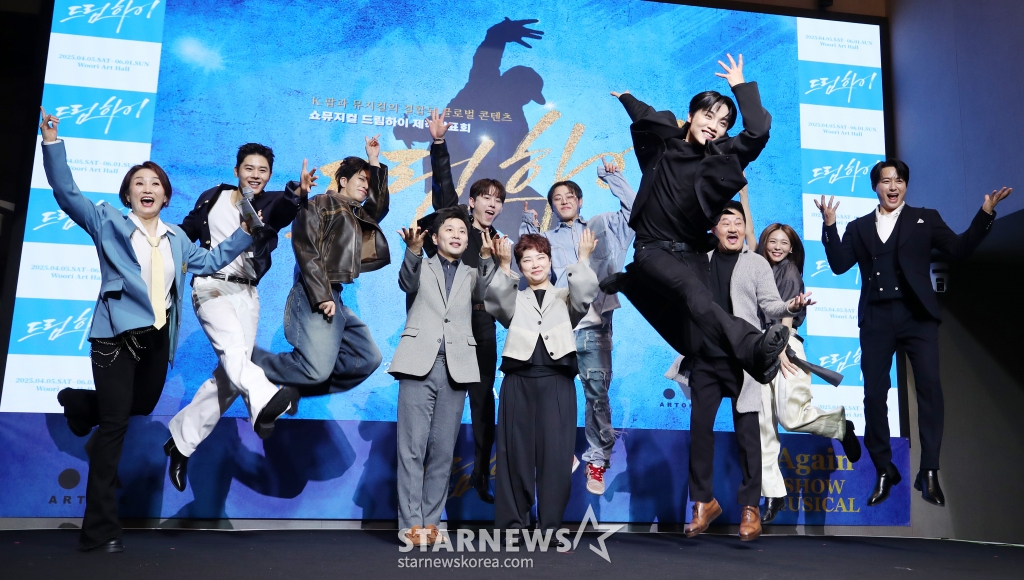 가수 김동준, 영재, 배우 추연성, 가수 선예, 배우 박준규, 이지훈, 블락비 유권(왼쪽부터 시계방향으로)이 25일 오후 서울 마포구 홍대 라이즈호텔에서 열린 쇼뮤지컬 Again '드림하이' 제작발표회에 참석해 포즈를 취하고 있다. 쇼뮤지컬 Again '드림하이'는 기린예고에서 K-팝 스타가 되는 꿈을 꾸었던 주인공들이 고등학교를 졸업한 후 다시 기린예고로 돌아와 벌어지는 이야기를 그린 작품이다./2025.03.25 /사진=김휘선 hwijpg@