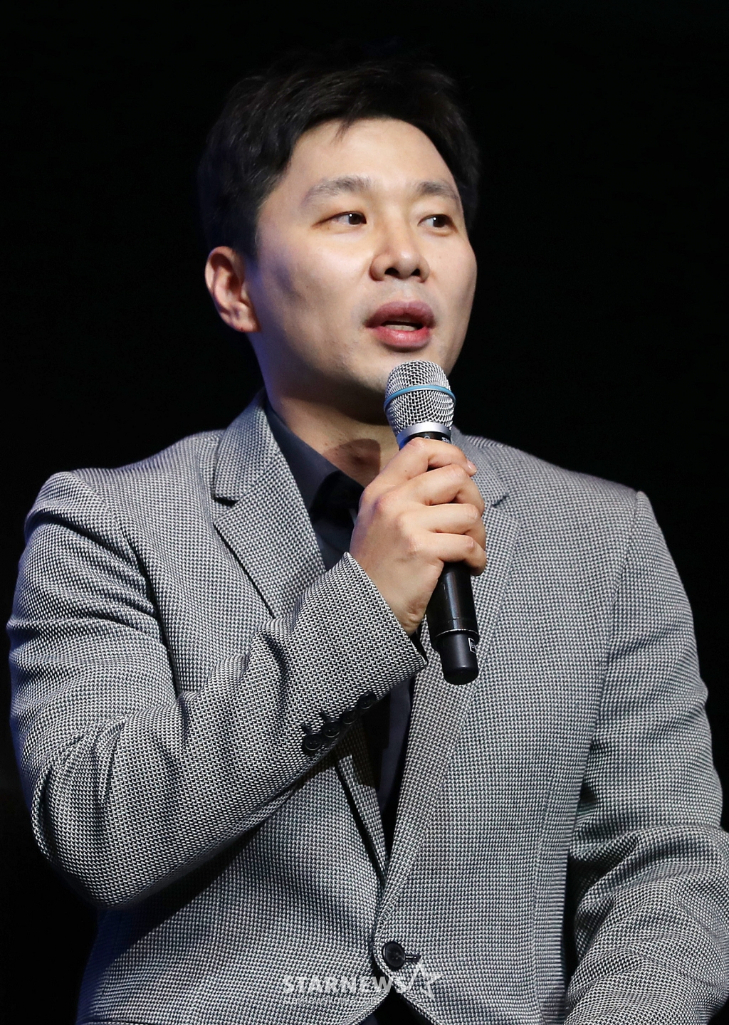 염현승 연출이 25일 오후 서울 마포구 홍대 라이즈호텔에서 열린 쇼뮤지컬 Again '드림하이' 제작발표회에 서 인사말을 하고 있다. 쇼뮤지컬 Again '드림하이'는 기린예고에서 K-팝 스타가 되는 꿈을 꾸었던 주인공들이 고등학교를 졸업한 후 다시 기린예고로 돌아와 벌어지는 이야기를 그린 작품이다./2025.03.25 /사진=김휘선 hwijpg@