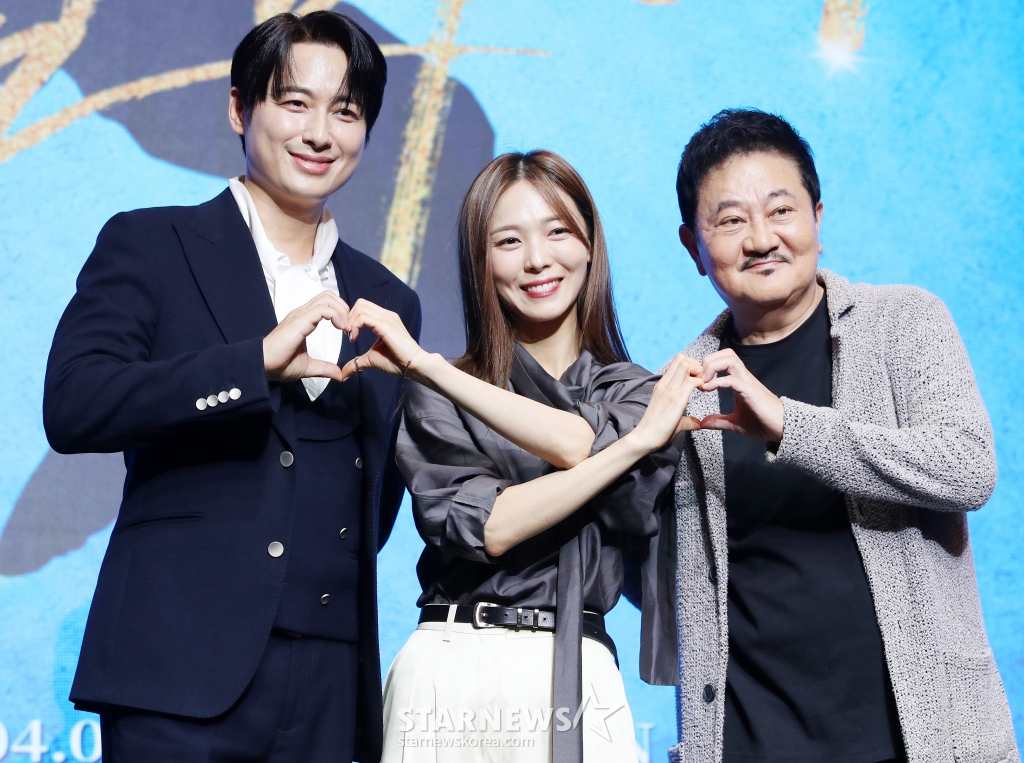 배우 이지훈, 가수 선예, 배우 박준규가 25일 오후 서울 마포구 홍대 라이즈호텔에서 열린 쇼뮤지컬 Again '드림하이' 제작발표회에 참석해 포즈를 취하고 있다. 쇼뮤지컬 Again '드림하이'는 기린예고에서 K-팝 스타가 되는 꿈을 꾸었던 주인공들이 고등학교를 졸업한 후 다시 기린예고로 돌아와 벌어지는 이야기를 그린 작품이다./2025.03.25 /사진=김휘선 hwijpg@