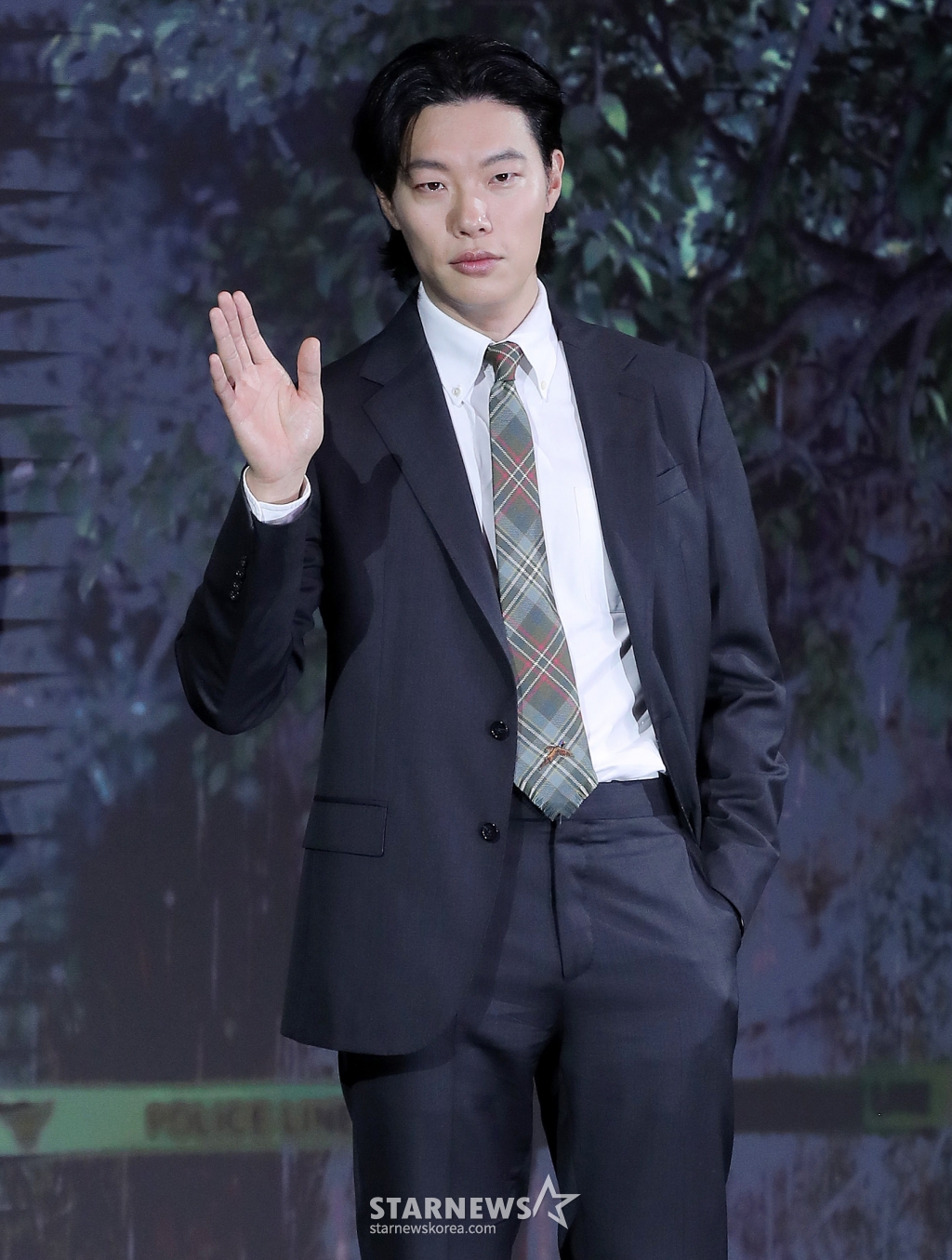 배우 류준열이 18일 오전 서울 마포구 호텔 나루 서울 엠갤러리 앰배서더에서 진행된 넷플릭스 영화 '계시록' 제작보고회에 참석해 포즈를 취하고 있다. '계시록'은 실종 사건의 범인을 단죄하는 것이 신의 계시라 믿는 목사와, 죽은 동생의 환영에 시달리는 실종 사건 담당 형사가 각자의 믿음을 쫓으며 벌어지는 이야기를 그린 넷플릭스 영화다. 오는 21일 공개. 2025.03.18 /사진=김창현 chmt@