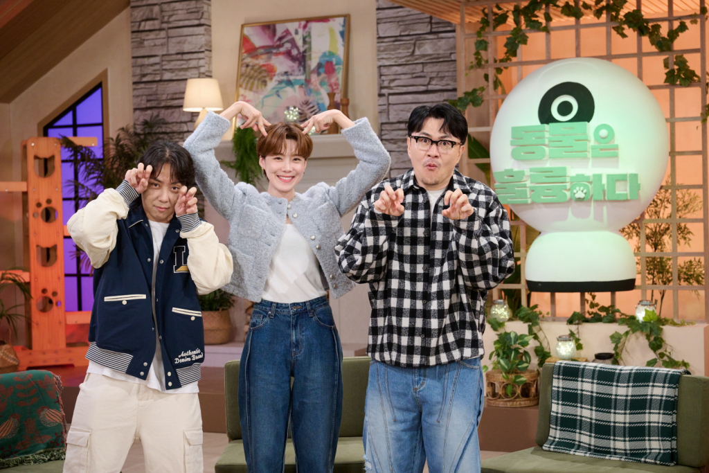 은지원, 장도연, 데프콘이 15일 오전 온라인으로 진행된 KBS 2TV 예능 '동물은 훌륭하다' 제작발표회에서 포즈를 취하고 있다. /사진제공=KBS 2024.11.15 /사진=이동훈 photoguy@