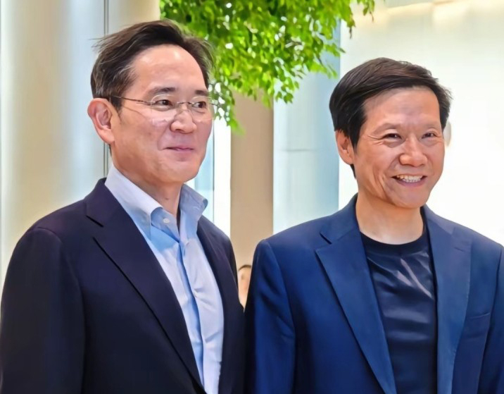 이재용 삼성전자 회장(왼쪽)이 22일 샤오미 전기차 공장에서 레이 쥔 샤오미 회장을 만나 기념촬영을 하고 있다. (사진=중국 샤오미 웨이보 캡처)