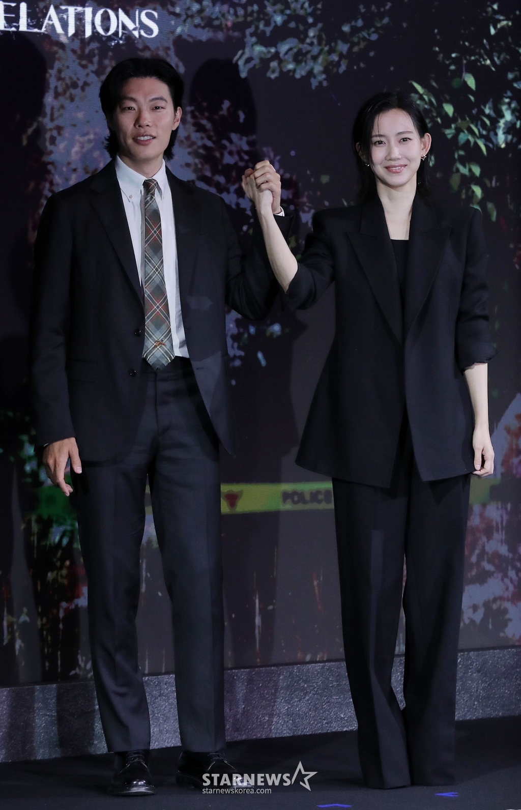 배우 류준열, 신현빈이 18일 오전 서울 마포구 호텔 나루 서울 엠갤러리 앰배서더에서 진행된 넷플릭스 영화 '계시록' 제작보고회에 참석해 포즈를 취하고 있다. '계시록'은 실종 사건의 범인을 단죄하는 것이 신의 계시라 믿는 목사와, 죽은 동생의 환영에 시달리는 실종 사건 담당 형사가 각자의 믿음을 쫓으며 벌어지는 이야기를 그린 넷플릭스 영화다. 오는 21일 공개. 2025.03.18 /사진=김창현 chmt@