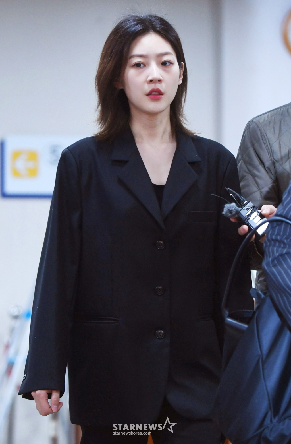 음주운전 사고로 물의를 일으킨 배우 김새론이 5일 오전 서울 서초구 중앙지방법원에서 열린 선고공판을 위해 출석하고 있다. /2023.04.05