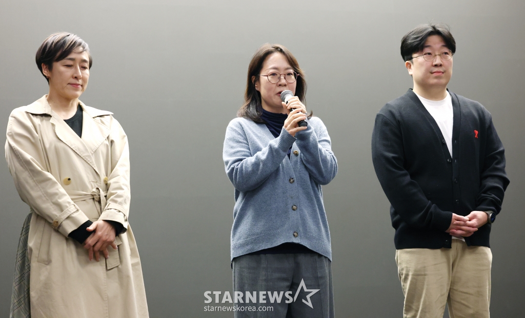 (서울=뉴스1) 권현진 기자 = 제작사 크레아 스튜디오의 황인영 공동대표(가운데)가 25일 오후 서울 마포구 스탠포드 호텔에서 열린 MBN 새 오디션 프로그램 '언더피프틴' 제작 관련 긴급 제작보고회에서 발언하고 있다. '언더피프틴'은 글로벌 최초로 진행되는, 만 15세 이하 K팝 신동 발굴 세대교체 오디션 프로그램이다. 최근 아동 성상품화 논란에 휩싸였다. 2025.3.25/뉴스1 Copyright © 뉴스1. All rights reserved. 무단 전재 및 재배포, AI학습 이용 금지. /사진=(서울=뉴스1) 권현진 기자