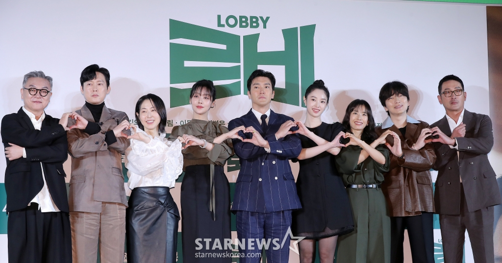 배우 김의성, 박병은, 강말금, 차주영, 최시원, 강해림, 곽선영, 이동휘, 감독 겸 배우 하정우 4일 오전 서울 광진구 롯데시네마 건대입구에서 진행된 영화 '로비' 제작보고회에 참석해 포즈를 취하고 있다. '로비'는 연구밖에 모르던 스타트업 대표 창욱(하정우 분)이 4조 원의 국책사업을 따내기 위해 인생 첫 로비 골프를 시작하는 이야기. 내달 2일 개봉. 2025.03.04 /사진=김창현 chmt@