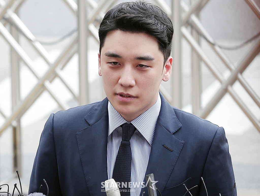 해외 원정도박 혐의를 받고 있는 빅뱅 전 멤버 승리가 28일 오전 서울 중랑구 묵동 서울지방경찰청 지능범죄수사대에서 조사를 받기 위해 출석하고 있다. 승리는 양현석 전 YG엔터테인먼트 대표와 함께 해외를 오가며 13억원 상당 외국환거래(환치기)를 했다는 의혹을 받고 있다.