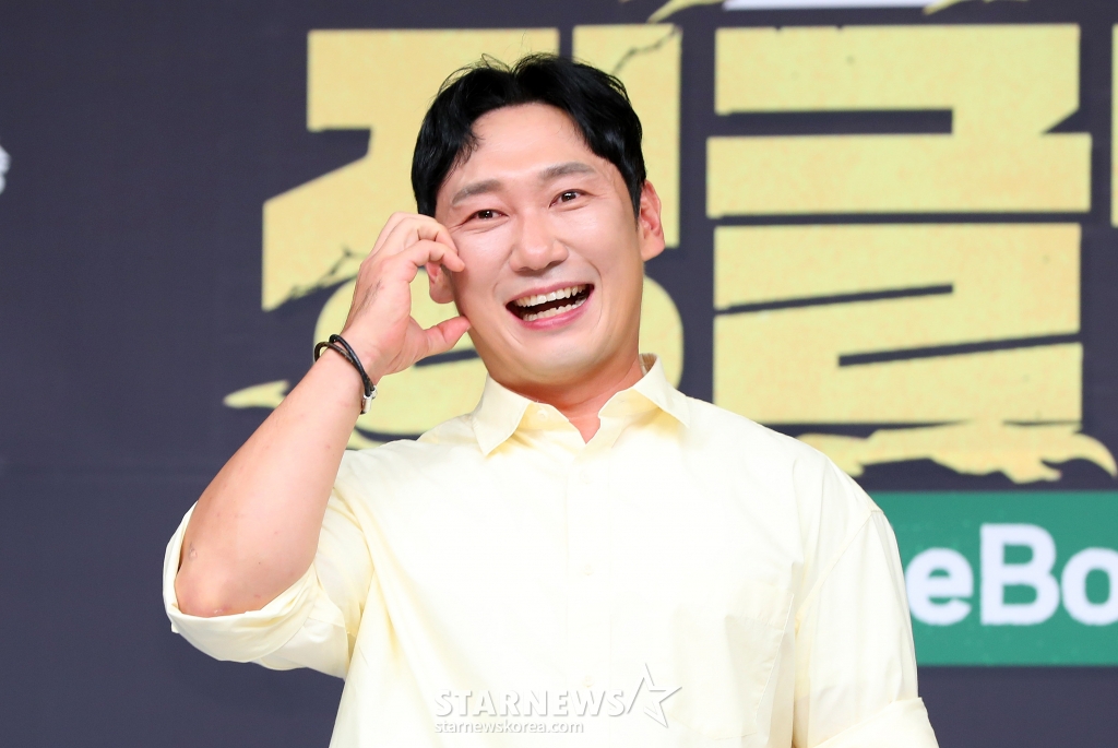 [서울=뉴시스] 김혜진 기자 = 방송인 이승윤이 12일 오후 서울 양천구 SBS 본사에서 열린 새 예능 프로그램 '정글밥' 제작발표회에서 포즈를 취하고 있다.  '정글밥'은 원시 부족의 야생 식문화를 직접 체험하고 한식 문화를 정글 구석구석 전파하는 프로그램이다. 2024.08.12. jini@newsis.com /사진=김혜진
