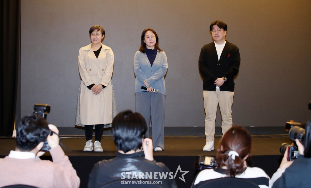 서혜진, 황인영 크레아 스튜디오 대표, 용석인 PD가 25일 서울 마포구 스탠포드호텔에서 MBN 오디션 '언더피프틴' 긴급 제작보고회에서 발언하고 있다. 만 15세 이하만 참여하는 '언더피프틴'은 짙은 화장과 다소 노출이 있는 의상을 입은 참가자 사진들이 문제가 돼 미성년자 성상품화 논란에 휘말렸다. '언더피프틴' 제작진은 첫 방송이 공개되지 않은 시점에서 긴급 제작보고회를 열었지만 논란의 소지를 잠식시킬 수 있을지 미지수이다. /2025.03.25 /사진=김휘선 hwijpg@