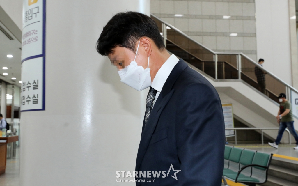 성매매 알선과 횡령 혐의 등을 받는 유인석 전 유리홀딩스 대표가 22일 오전 서울 서초구 서울중앙지방법원에서 열린 2차 공판을 마치고 법정을 나서고 있다.