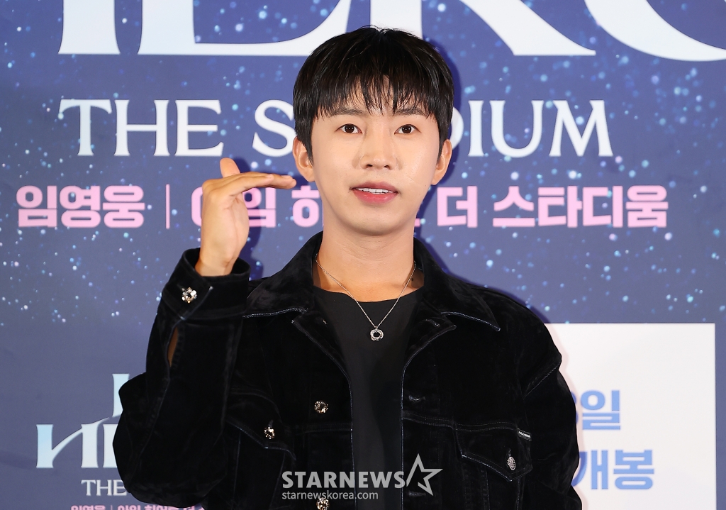 (서울=뉴스1) 김진환 기자 = 가수 임영웅이 22일 오후 서울 CGV 용산아이파크몰에서 열린 '임영웅│아임 히어로 더 스타디움' 무대인사에 참석해 포즈를 취하고 있다. 임영웅의 지난 5월 서울월드컵경기장 공연 실황과 뒷 이야기를 담은 '임영웅│아임 히어로 더 스타디움'은 오는 28일 CGV에서 단독 개봉한다. 2024.8.22/뉴스1 Copyright © 뉴스1. All rights reserved. 무단 전재 및 재배포, AI학습 이용 금지. /사진=(서울=뉴스1) 김진환 기자