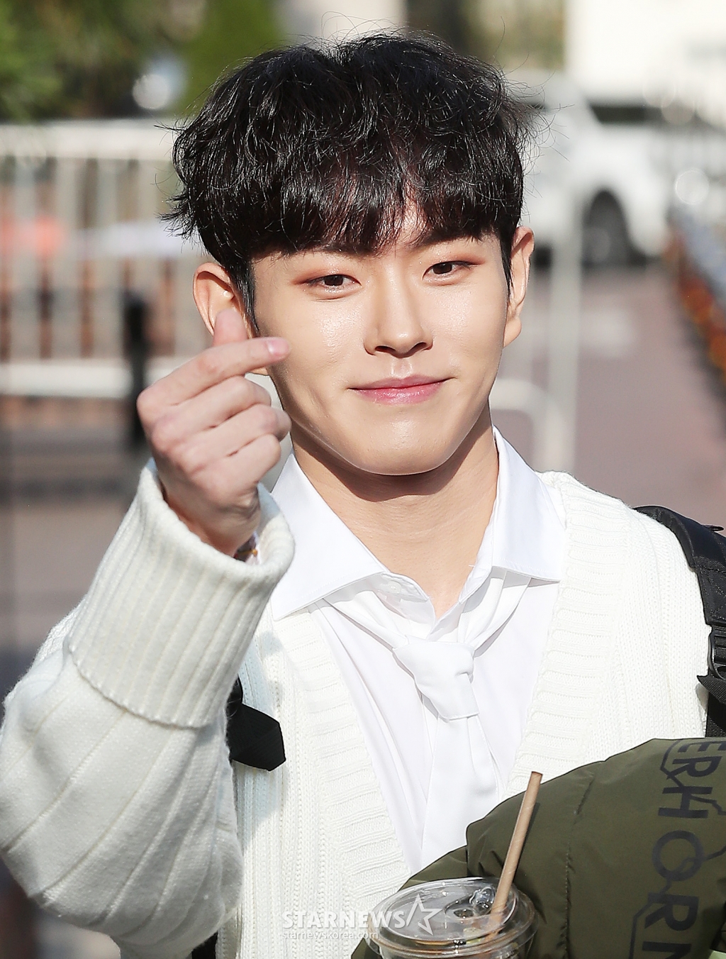 가수 이병찬이 7일 오전 서울 영등포구 여의도동 KBS신관홀에서 진행된 '불후의 명곡' 녹화에 참석하고 있다. 이번 '불후의 명곡'은 '아티스트 패티김' 특집으로 11월 19일과 26일, 12월 3일까지 총 3주에 걸쳐 방송될 예정이다. 패티김은 10여년 만에 방송 무대에 오른다. 2022.11.07