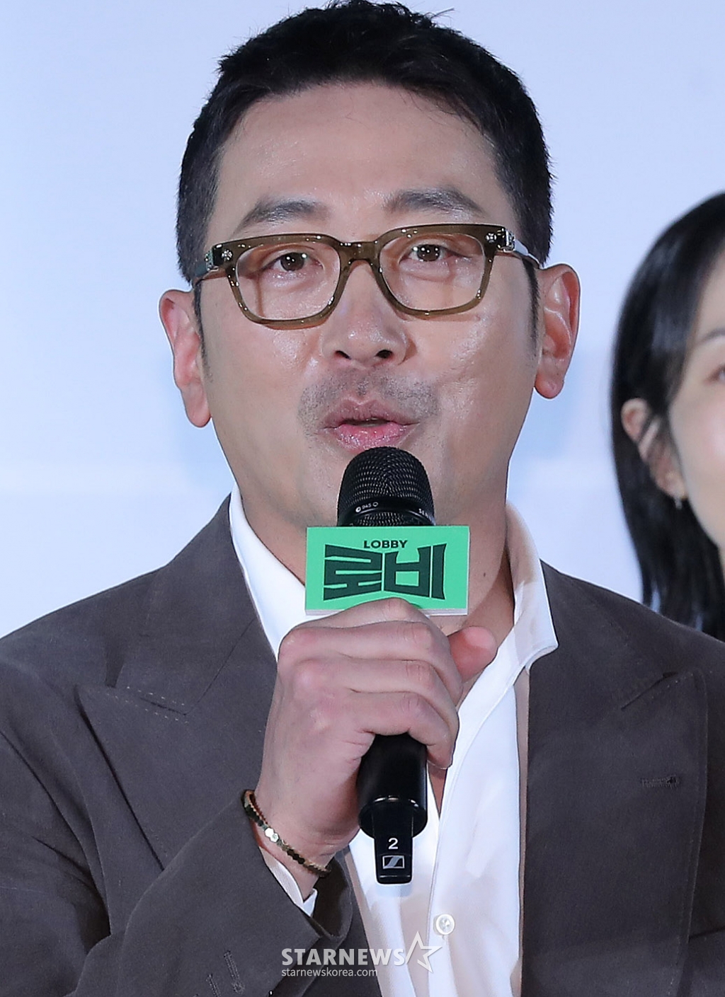 감독 겸 배우 하정우가 4일 오전 서울 광진구 롯데시네마 건대입구에서 진행된 영화 '로비' 제작보고회에 참석해 인사말을 하고 있다. '로비'는 연구밖에 모르던 스타트업 대표 창욱(하정우 분)이 4조 원의 국책사업을 따내기 위해 인생 첫 로비 골프를 시작하는 이야기. 내달 2일 개봉. 2025.03.04 /사진=김창현 chmt@
