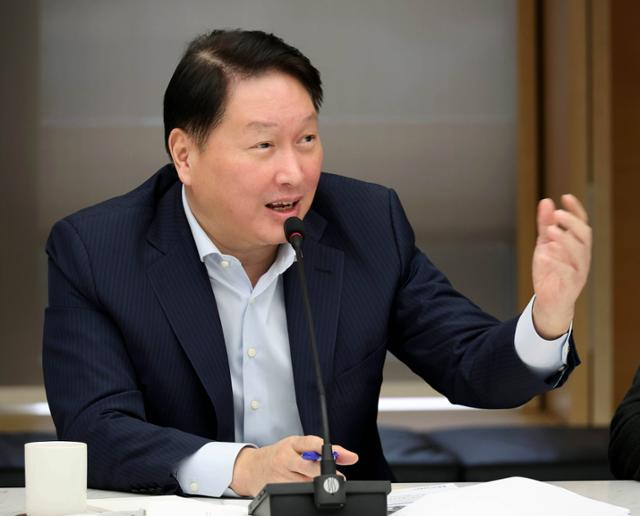 최태원 대한상공회의소 회장이 25일 서울 중구에서 가진 취임 4년 기자간담회에서 질문에 대답하고 있다.