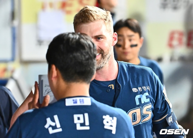 NC 맷 데이비슨(가운데)이 26일 대구 삼성전에서 6회 홈런을 터트린 뒤 신민혁과 기념촬영을 하고 있다.