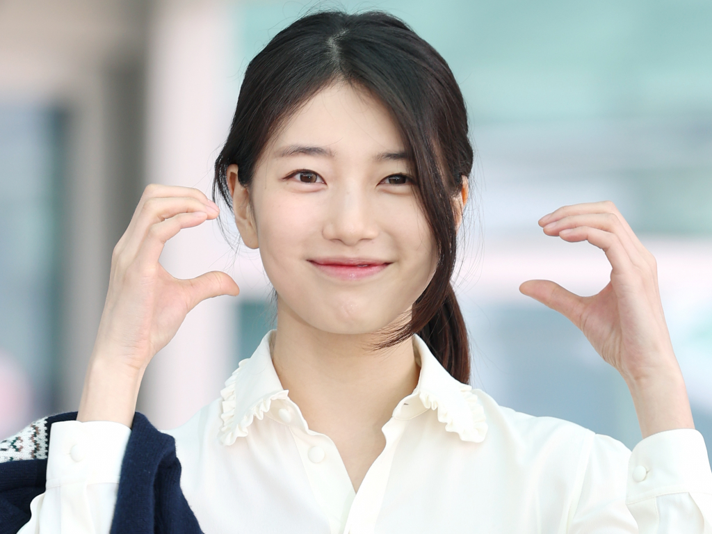 (인천공항=뉴스1) 권현진 기자 = 배우 수지가 해외 일정을 위해 26일 인천국제공항을 통해 싱가포르로 출국하기 전 인사를 하고 있다. 2025.3.26/뉴스1  Copyright © 뉴스1. All rights reserved. 무단 전재 및 재배포,  AI학습 이용 금지. /사진=(인천공항=뉴스1) 권현진 기자