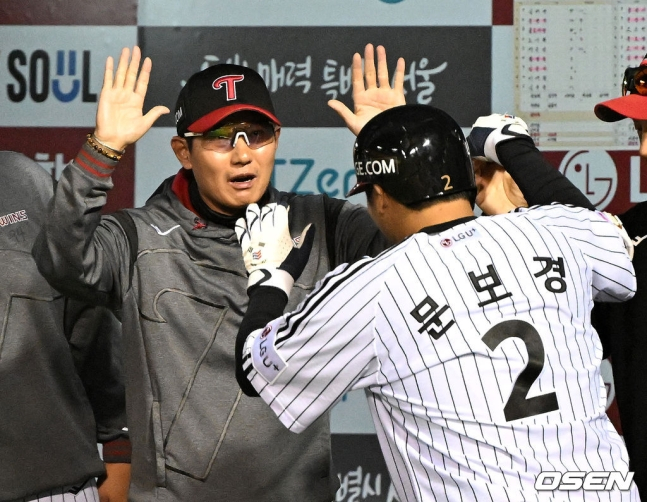 LG 염경엽(왼쪽) 감독이 26일 잠실 한화전에서 기뻐하고 있다.