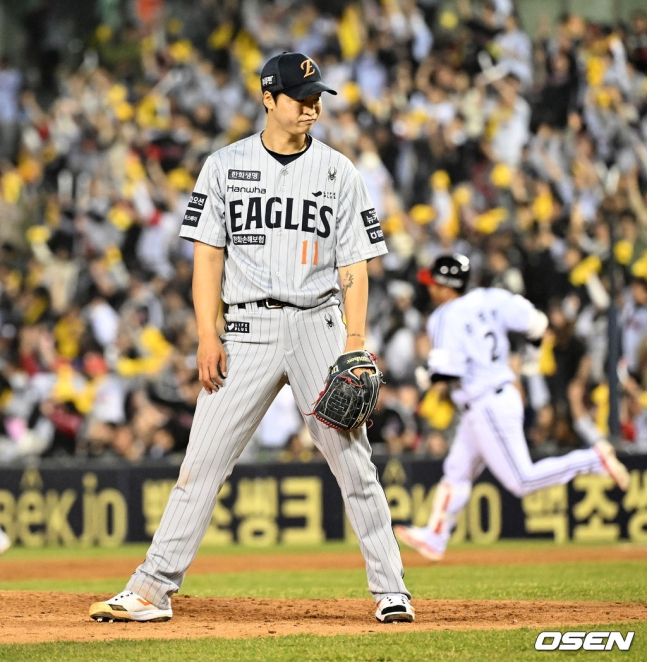 한화 엄상백(왼쪽)이 26일 잠실 LG전 4회말 무사에서 중월 솔로포를 맞고 아쉬워하고 있다.