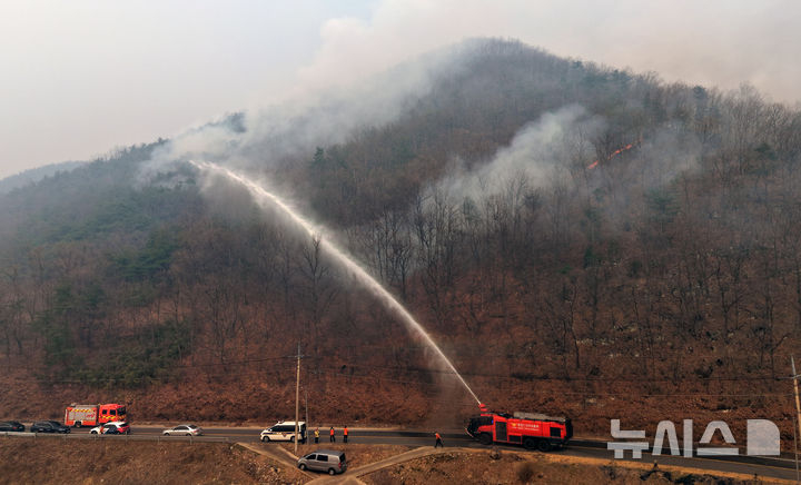 26일 경북 의성군 신평면 야산에서 소방대가 산불을 진화하고 있다. /사진=뉴시스